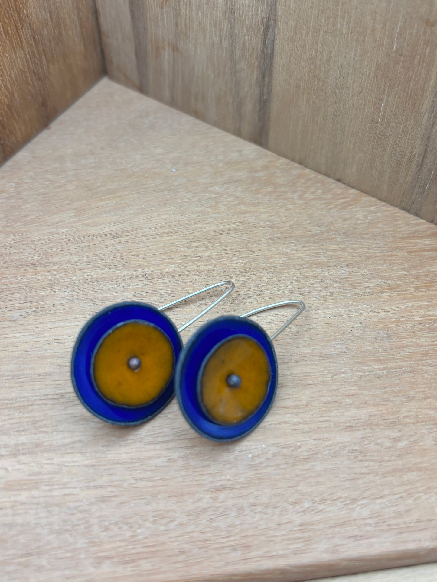 Enamel disc colorblock earrings Dark blue and Orange