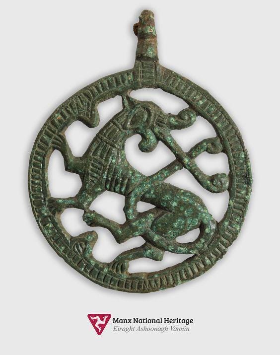 Historische viking replica, hanger met paard/hond afbeelding, Isle of Man C.AD 1100