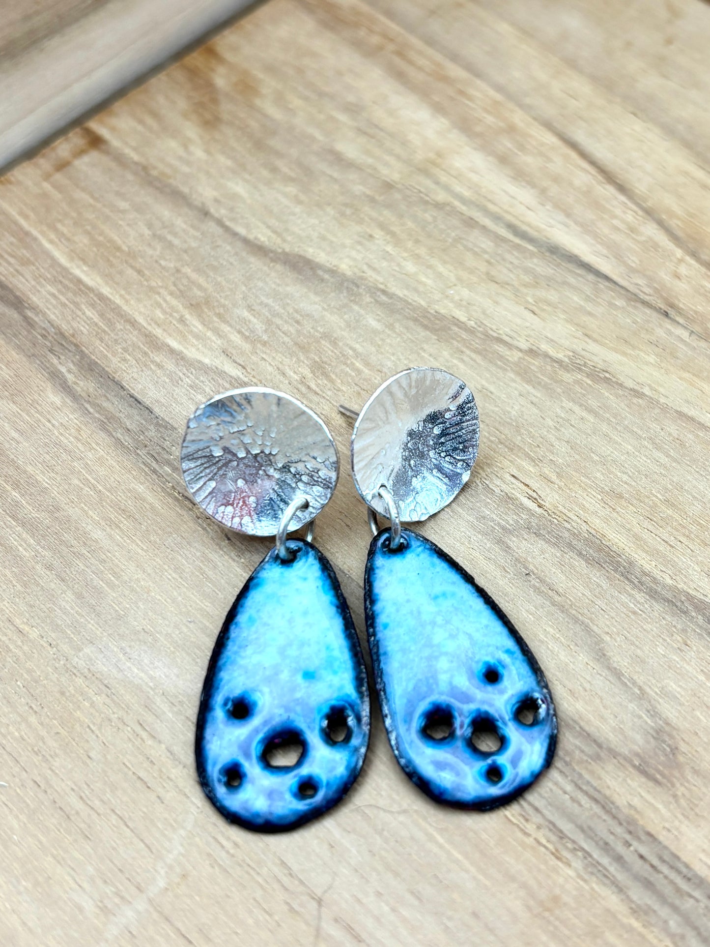 Enamel stud earrings white/blue/purple