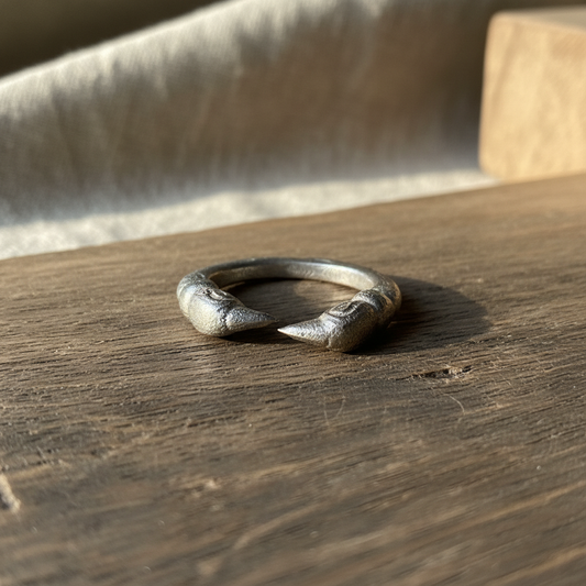 Mammen style Viking silver ring with opposing raven heads